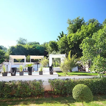 Garden With The Swimming Pool - 1 Apartment *